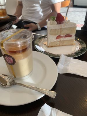 Pudding and strawberry cake at Marbre Vegan in Tokyo