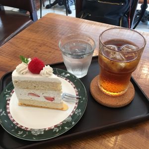 Gluten free cake and tea at Marbre Vegan in Tokyo