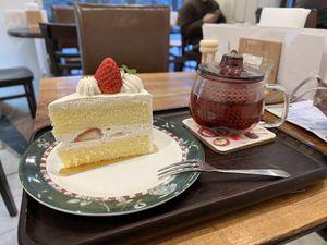 Strawberry shortcake and fruit tea  at Marbre Vegan in Tokyo