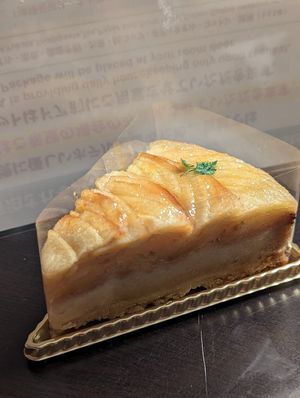 Apple tart cake at Marbre Vegan in Tokyo