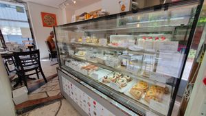 Cake selection at Marbre Vegan in Tokyo