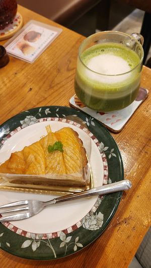 Apple pie and matcha latte at Marbre Vegan in Tokyo