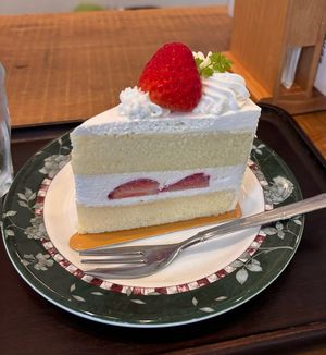 strawberry cake YUMYUMYUM  at Marbre Vegan in Tokyo