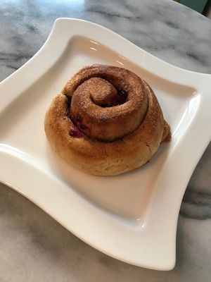 Vegane Zimtschnecke 😍 at The Brother Mill in Munich