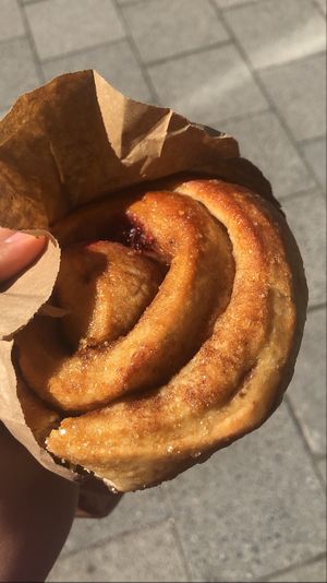 Vegan Himbeer Zimtschnecke  at The Brother Mill in Munich