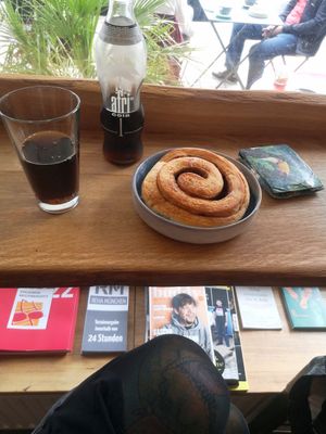 A perfect raspberry cinnamon bun + my favorite coke on a warm spring afternoon in the pleasant atmosphere of this place, so good 😊 at The Brother Mill in Munich