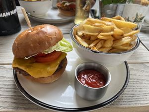 Beyond Meat Cheeseburger mit Pommes und Ketchup   at Mam-Mam Burger in Erlangen
