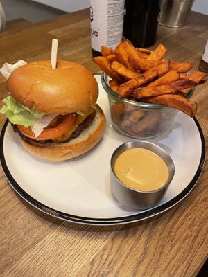 Beyond cheese Burger mit Süßkartoffelpommes   at Mam-Mam Burger in Erlangen