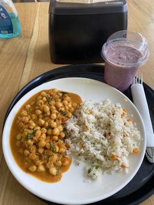 Chickpea curry and smoothie at Paradise Food in Skopje