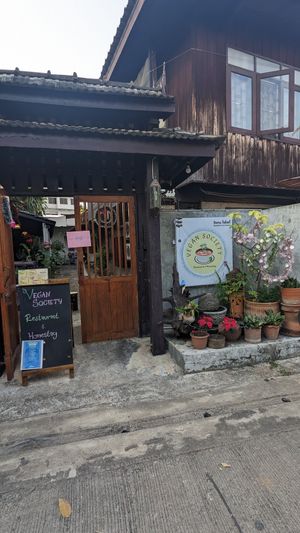 Es un lugar acogedor. La persona que nos atendió, fue simpática y amable at Vegan Society in Chiang Mai