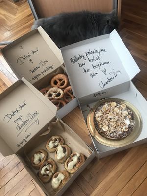 Škoricové slimáky, praclíky a snickers cheesecake at Charbon D'or in Lucenec