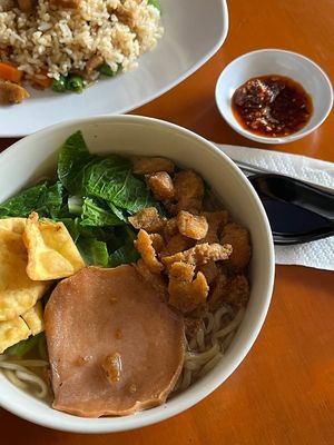 Vegetarian Bulgogi Ramen

Warma Vegie Stall, Peliatan, Ubud at Warma Vegie Stall in Ubud