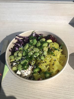 Another bowl: tofu as protein, edamame, yellow carrot and other reddish veggies, mix of black and white rice at Green Poké in Padua
