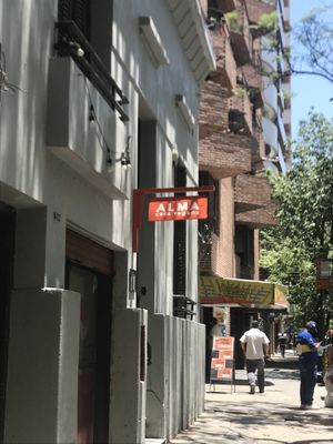 Foto de la entrada, accedes por una escalera pequeña  at Alma Casa Vegana in Cordoba