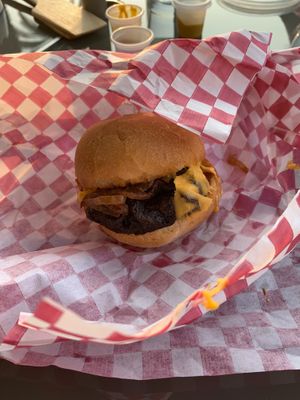 Small burgers with great taste and caramelized onions.  at Fritz - Maybe closed in Mexico City