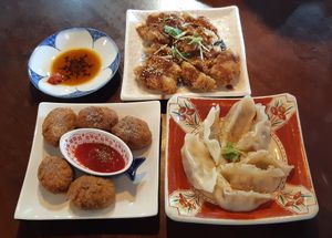Gyozas avec sa sauce - nuggets de tofu - simili-carné de soja at Cafe Ren - Kamigyo in Kyoto