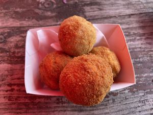 Suppli’s Suppli mix (fried risotto balls with cheesy core). They have several flavours, a.o. original, smoky, spicy, peppery, pesto and pumpkin. All very good!😄 at Rotterdamse Oogstmarkt in Rotterdam