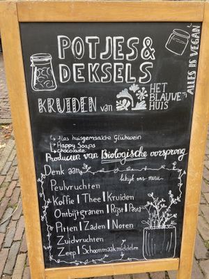 Potjes & deksels for zero-waste stuff. They have containers with foods, so you can fill your own tupperware or buy theirs with ‘statiegeld’. They also have poffertjes and glühwein. at Rotterdamse Oogstmarkt in Rotterdam