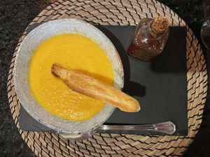 Heeeerlijk wortel gember soepje! Chille olie echt uitproberen door de soep. Ik ben zelf niet zo van scherp eten maar de olie is echt een aanrader at NU:Taste in Gran Canaria