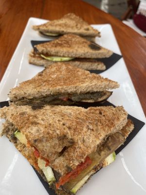 Gebratenes Gemüse-Sandwich mit schwarzer Olivenpastete  at Cactus Garden in Lanzarote