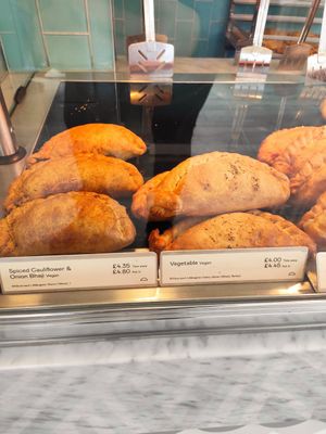 A few Cornish pasties and sweet options. Spiced cauliflower pasty was delicious 😋 at Cornish Bakery in Fowey