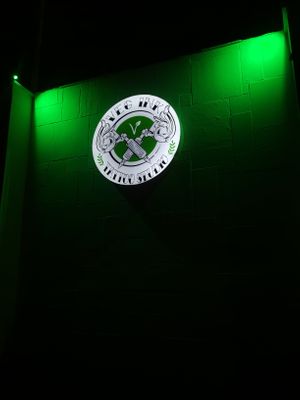 Sign by night at Veg Ink Tattoo Studio in Itu