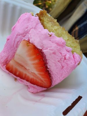 Strawberry cake at Mama Dut in Portland