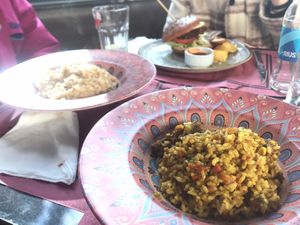 Hamburguesa vegetariana, risotto y arroz al curry veganos  at Zelaik Gastrobar in Pamplona