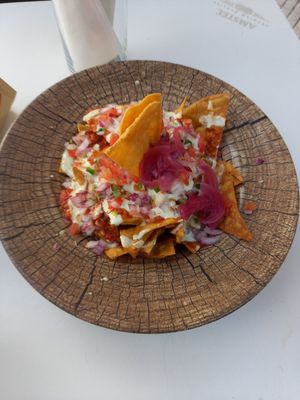 Nachos veganos buenísimos un éxito hasta con. Is amigos carnívoros. at Zelaik Gastrobar in Pamplona