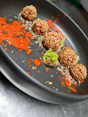 cherry con gelatina de vino blanco, tierra de aceituna y pan de ajo con salsa de cilantro, veganesa y mermelada de piquillos at Zelaik Gastrobar in Pamplona