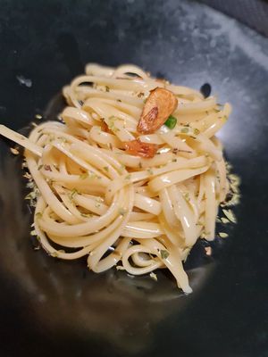 pasta picante con ajo y guindilla at Zelaik Gastrobar in Pamplona