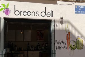 Breens.deli above our door 
so you can see us from down the street😉
Food
Juice’s 
Smoothie’s 
Coffee 
And more🙌🏼 at Breens Deli in Mallorca