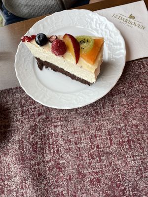 Mangomousse-Schokotorte at Café Königsberg in Itzehoe