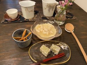 “愛文芒果干 (Dried Mango) ”, “
花生豆花 (Tofu pudding with peanuts) ” and “茶揶奶涼糕玉(Coconut milk curd with tea leaves)” at Rengetsutei in Tokyo