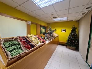 Interior de la tienda at La Fruita in Manresa