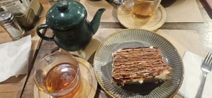 Torta de hojarasca manjar frambuesa y té de hojas at Café Montenegro in Santiago