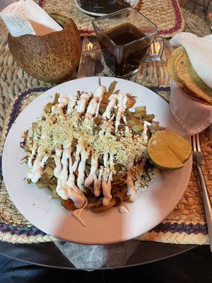 Delicioso, acompañado de una rica y picosa salsa, las tortillas exquisitas, difícil acabárselo  at Cinnamon Veggie in Cuernavaca