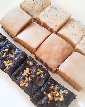 cuadraditos de limón, carrotcake y brownie at Mona Jota in Rosario