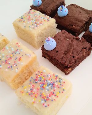 Cuadraditos de limón y brownie at Mona Jota in Rosario