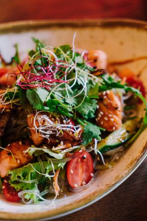 Glas noodle salat - Salmon at Planet Bowl in Berlin