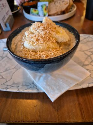 Porridge mit Banane und Kokos at Ground and Co in Galway