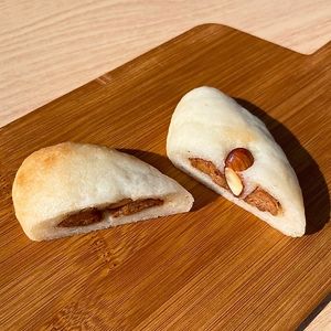 Almond butter bread 10/10 at KITCHEN & BAR Prana in Sakaishi