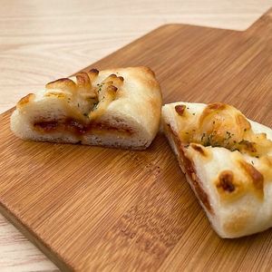 Pizza bread 10/10 at KITCHEN & BAR Prana in Sakaishi
