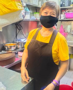 Very friendly lady boss at Yi Xiang Vegetarian - 異香素食 in Central Singapore