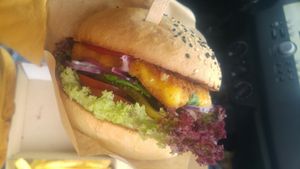 Burger s vyprazanym syrom at Vegánsky Gazda in Trencin