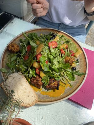 Salad with fruits at Das Sündikat in Thun