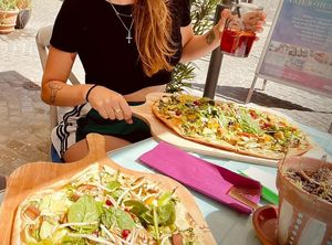 Flammkuchen & ice tea at Das Sündikat in Thun