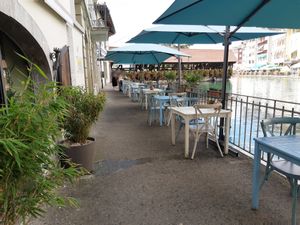 Outdoor seating, riverside at Das Sündikat in Thun