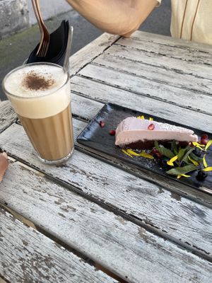 Chai and chocolate/strawberry cheesecake   at Das Sündikat in Thun