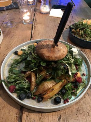 Dönerburger auf Seitanbasis mit Kartoffelecken  at Das Sündikat in Thun
